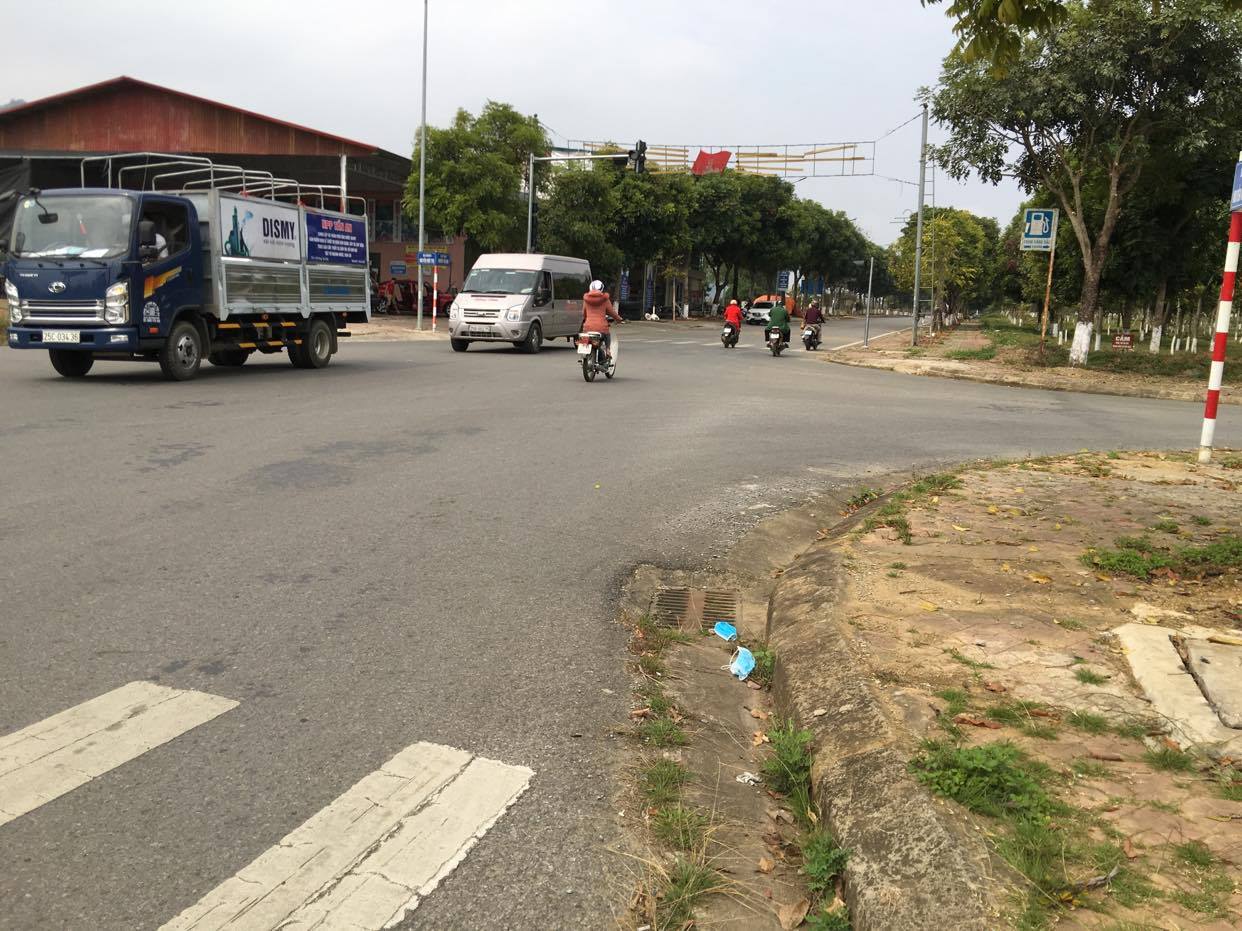 Tình trạng vứt bữa bãi khẩu trang trên các tuyến đường
